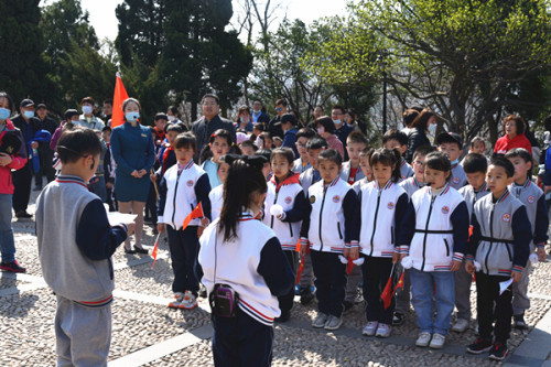 缅怀革命先烈弘扬爱国主义精神――记养正小学清明节活动