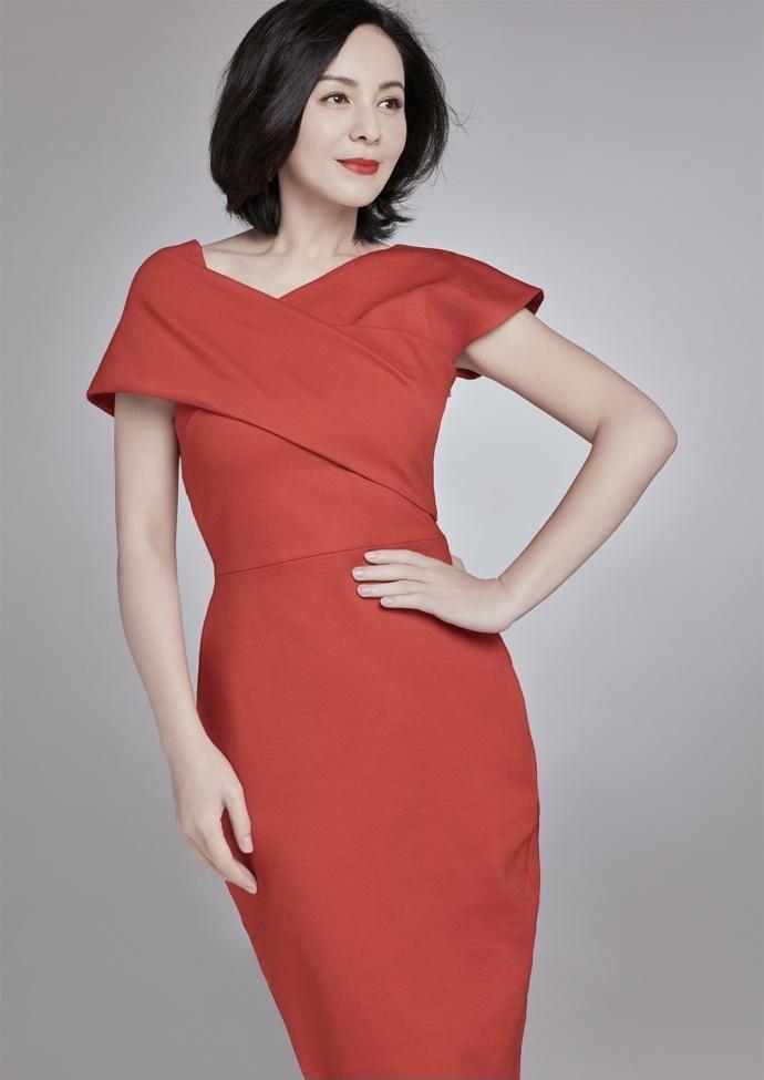 王琳真会"扮嫩",穿粉色收腰吊带裙甜美俏皮,少女感不输年轻人