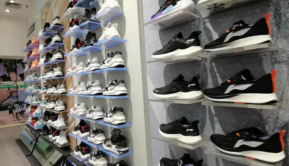 网上暴涨30倍李宁能火到线下吗郑州门店实探新款球鞋半天售罄消费者按