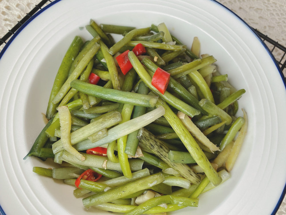 很多人不知道水葫芦也能吃,试试这样做,脆嫩爽口,还能润肠通便_腾讯