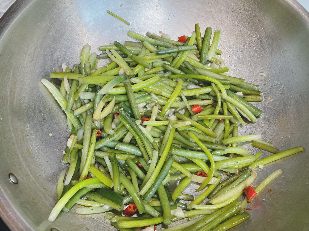 炒一炒就是一道下饭菜,能让你多吃好几碗米饭;辣炒水葫芦的做法总结:1