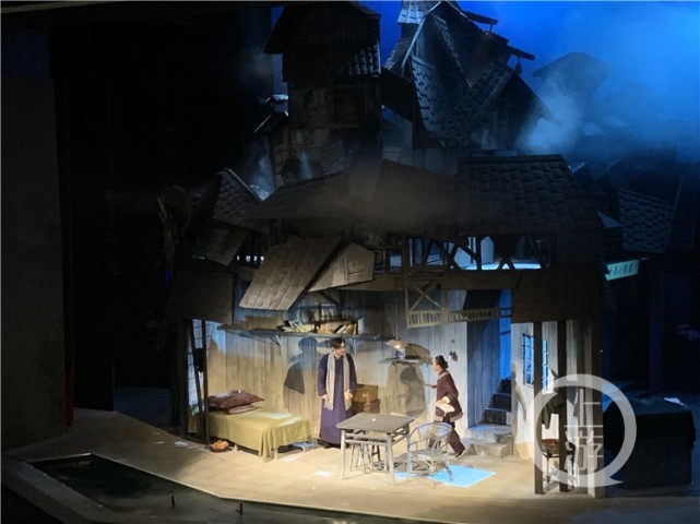 查明哲为国家一级导演,罗江涛毕业于中央戏剧学院舞台美术系,现任教于