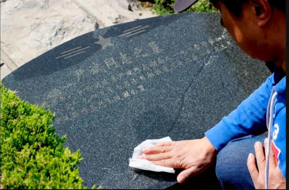 ▲晋冀鲁豫烈士陵园，茶陵老乡擦拭尹斌烈士的墓碑。受访者供图