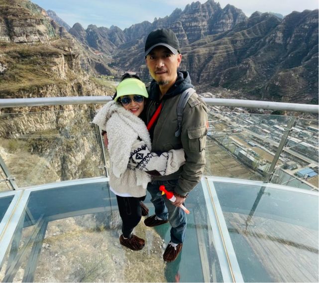 五仙女杨蕊晒近照身材略微走样肩膀厚实和老公同框似父女