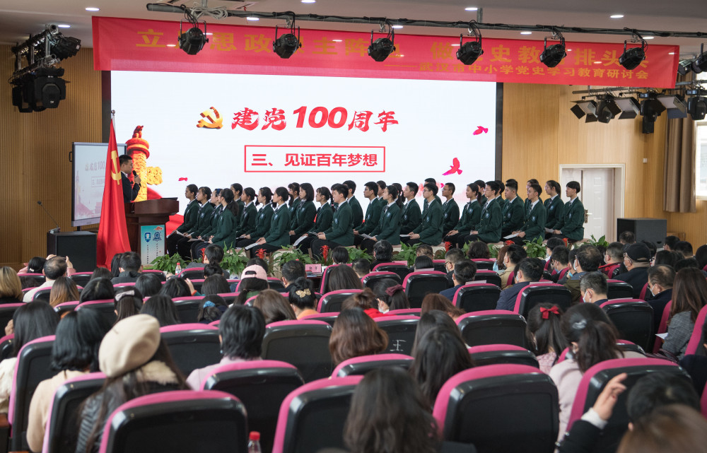 4月6日,来自华中科技大学附属中学的教师徐风(左)在研讨会现场为学生
