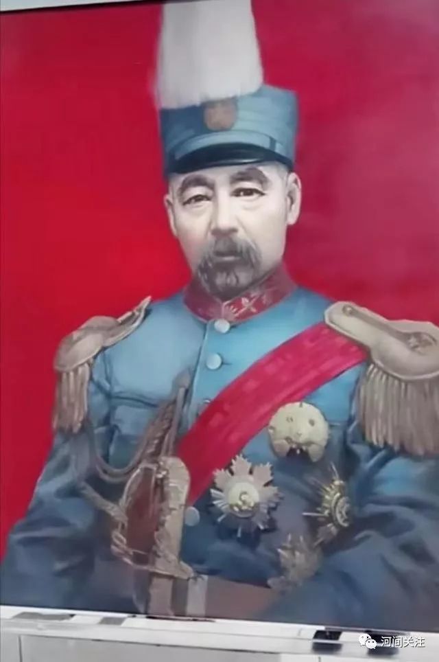 而冯巩的祖父冯家遇当年还留学德国,然后回国后创办了东方油漆厂等多