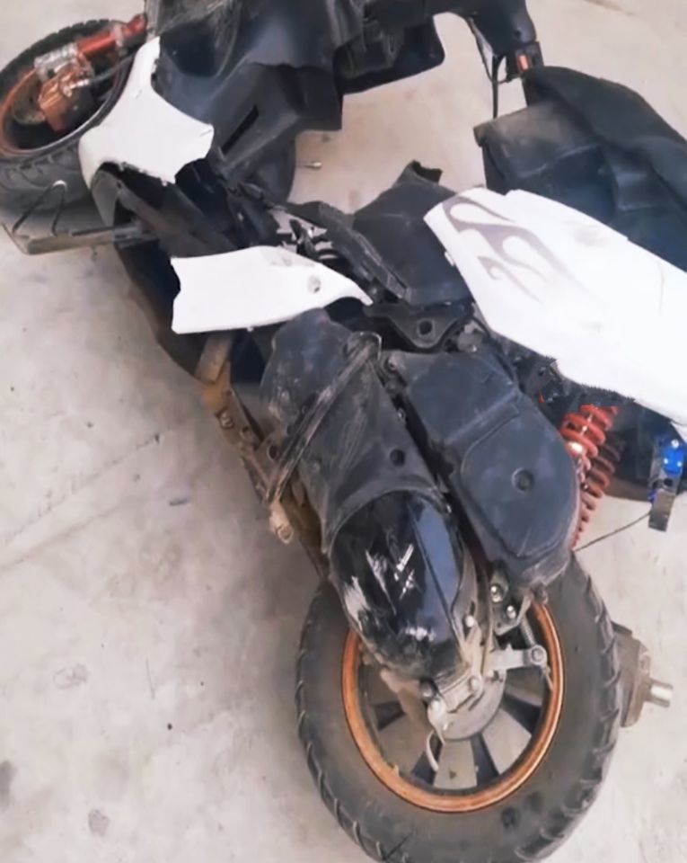 广西:一"鬼火少年"无证驾驶,母亲用木棍砸车,网友:干得漂亮_腾讯新闻