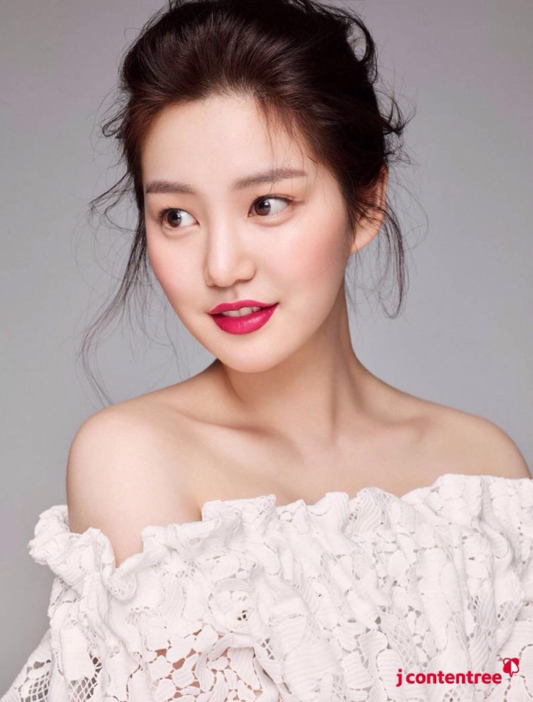 31岁李侑菲甜美好看身材火辣韩国元气女神超有味