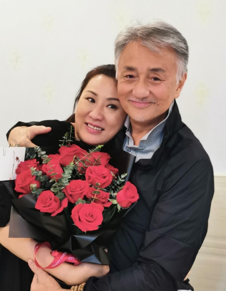 照片中,吴岱融头发花白,脸上皱纹明显,与小5岁的老婆站在一起仿佛两代