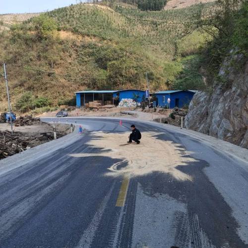 在前往武定村工作的路上,马蚌派出所民辅警发现武定村路口g357国道上