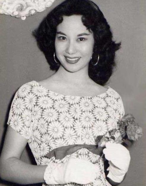 扬子江风云李丽华拒与好莱坞男星拍吻戏成龙跪着给颁奖