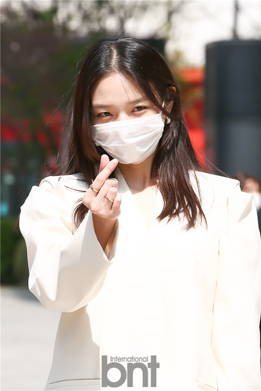 演员李絮李帝勋现身模范出租车发布会上班路