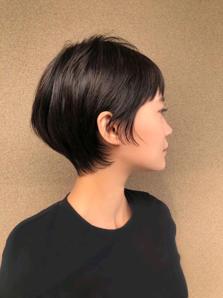 对于中年女性来说,选择这种短发的满头烫就很不错,蓬松利落显气质.