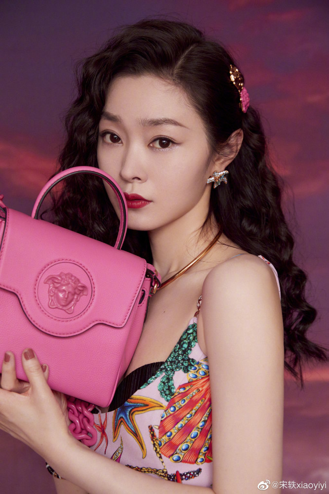 宋轶广告大片,一袭海星连衣裙,靓丽夺目,摩登时尚