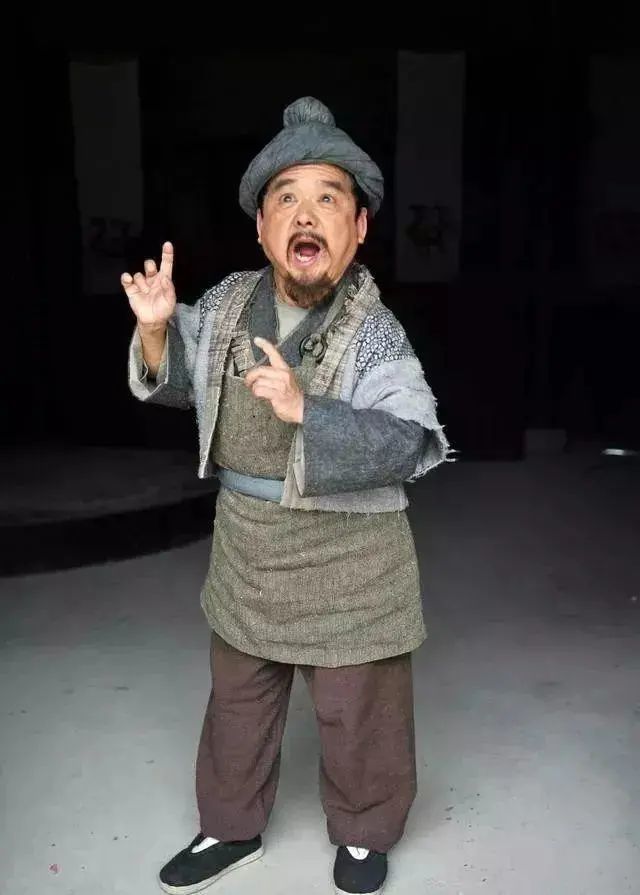 陈三木作为一名中国矮人演员,他的身体条件既是劣势又是优势.