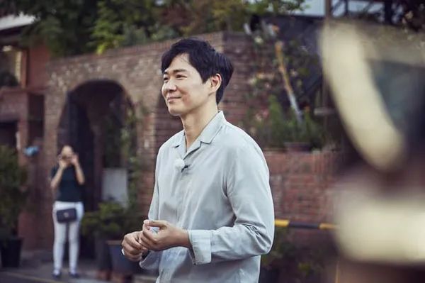 时刻有二,一个是在他出生时,作为韩国资深演员兼房产商延奎镇的儿子