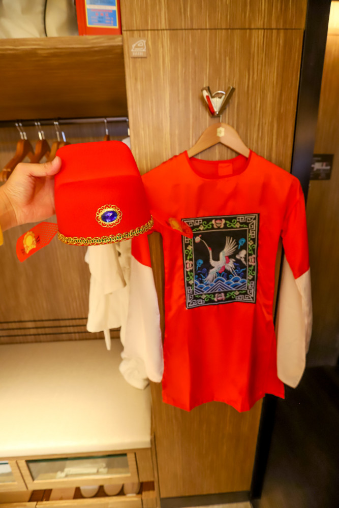 衣柜里面还发现了一套小朋友的状元服.住在里面绝对是满满的仪式感了.