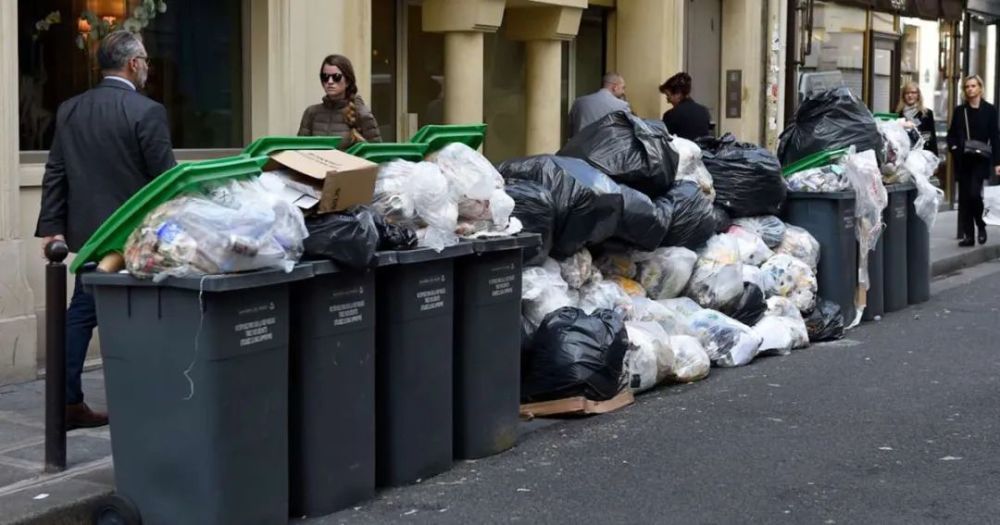 臭气弥漫民众怒骂巴黎市长巴黎已经脏成鬼了把干净巴黎还给我们