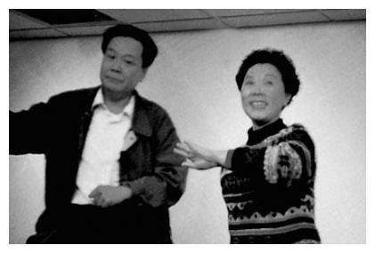 从家喻户晓到命丧戈壁,阿庆嫂洪雪飞的离世,全是贪心在作怪_腾讯新闻