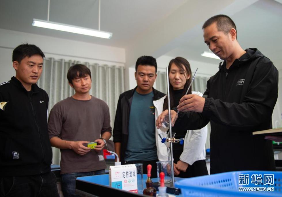 北京市援青支教教师,来自通州区陆辛庄学校的化学教师祁生贵(右一)在