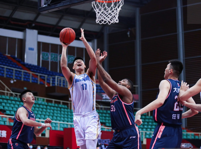 广东新外援汤普森首秀状态一般