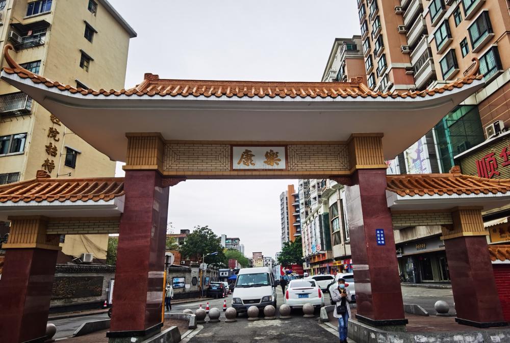 而紧邻中大布匹市场的五凤村,康乐村和鹭江村,则因城中村低廉的房租和