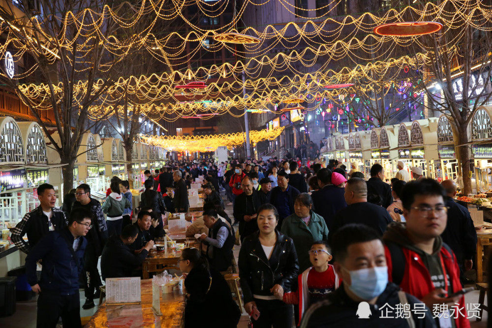 延安二道街夜市人气旺做美食的大多是年轻人传承陕北特色饮食
