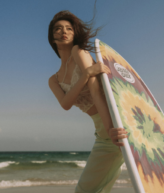 知名女星徐璐泳装照曝光腋下瘦出一层褶子皮一双细腿白到反光