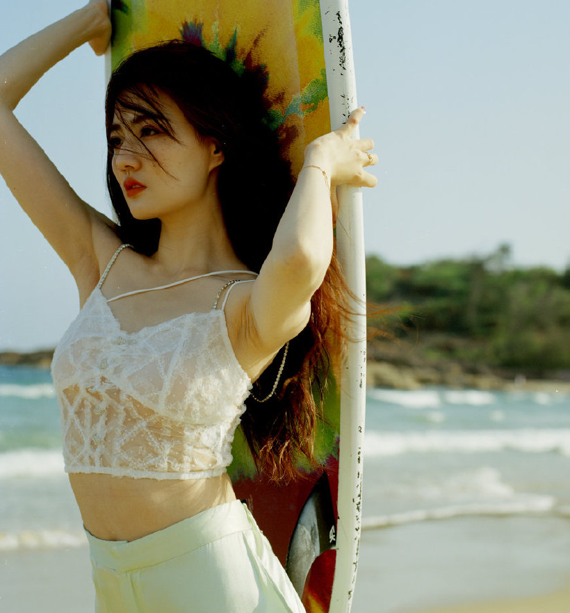知名女星徐璐泳装照曝光腋下瘦出一层褶子皮一双细腿白到反光