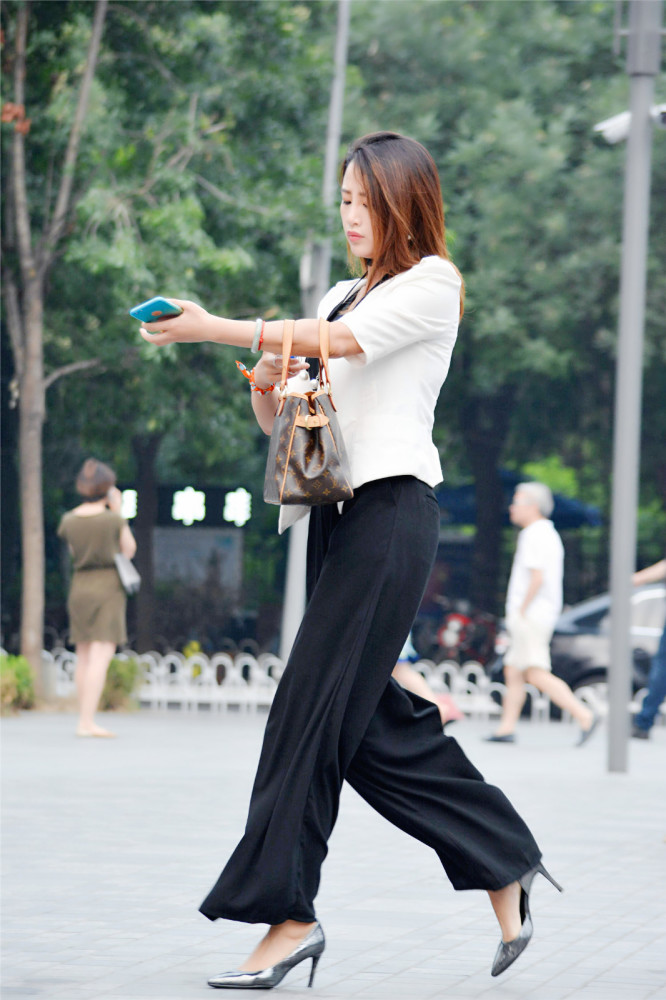 美女黑色西裤搭配西装外套穿出精致感彰显唯美女人味