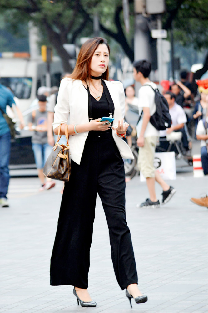 美女黑色西裤搭配西装外套穿出精致感彰显唯美女人味