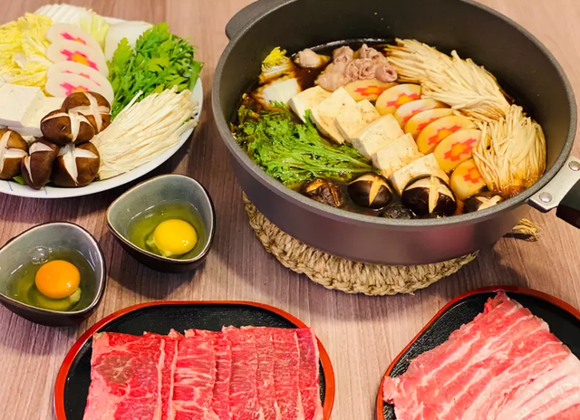 茼蒿摆好摆满,最后放入牛肉,将调好的寿喜烧酱淋在所有材料上,盖锅将