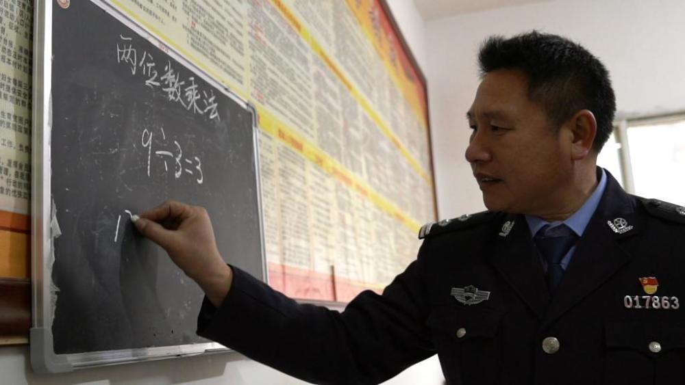 而上课的老师是两名警察,他们是贵州省黔南州三都水族自治县公安局