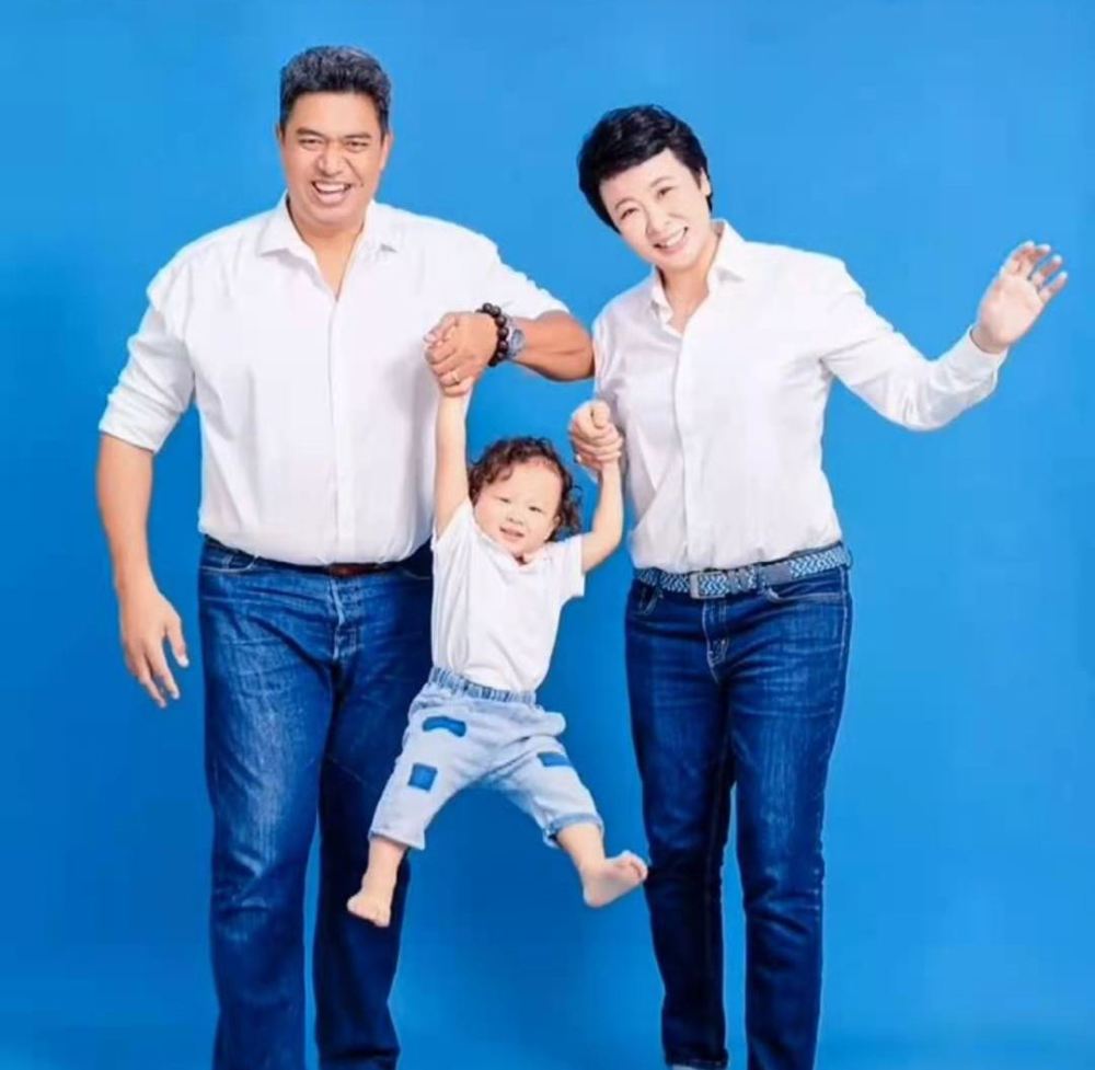 43岁冯坤近照年轻55岁泰国老公显苍老做饭还戴着婚戒