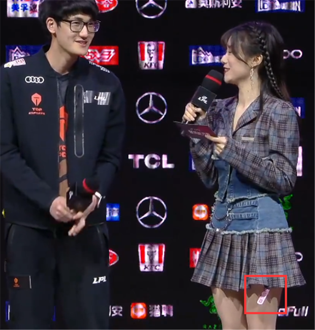 小钰穿格子裙上场主持,却垂下一个"异物",她害羞解释来龙去脉_腾讯