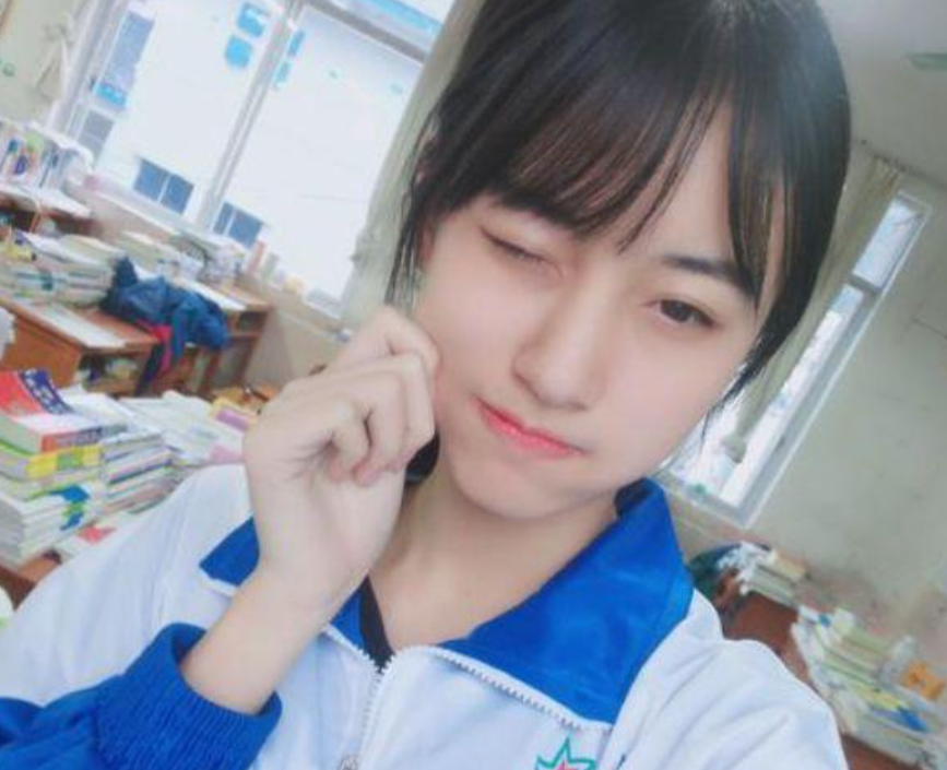 初中女孩长发及腰因不合校规含泪剪掉难道清华武亦姝还不够打脸