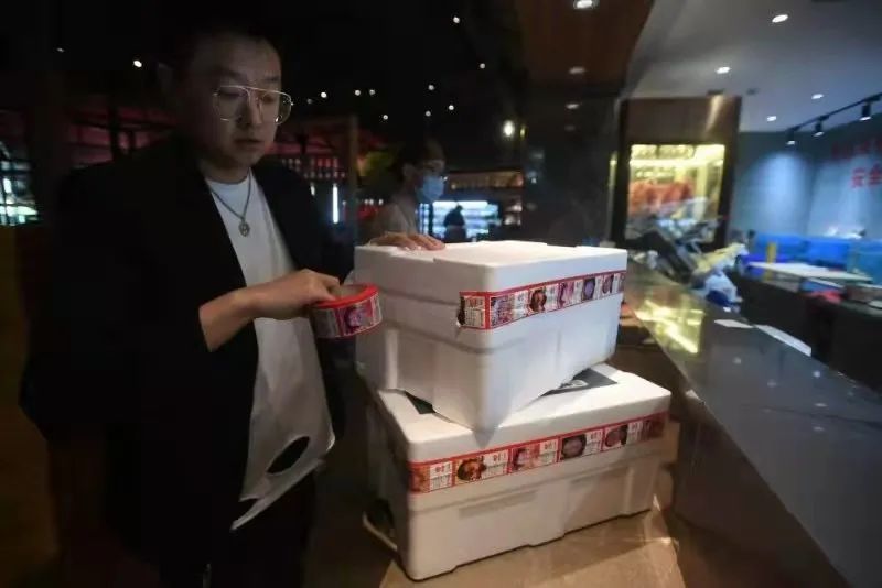 这就是爱！沈阳这个老板值得点赞！_腾讯新闻