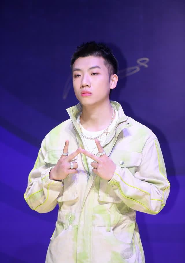 说唱歌手杨和苏,脚踩耐克身穿阿迪商演,冠军就这?_腾讯新闻