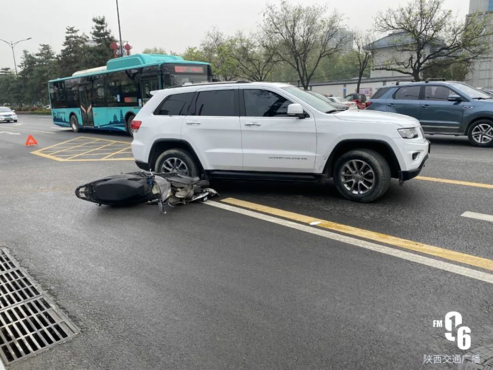 据了解,事故发生在西安长安南路与健康东路丁字路口,交通91.