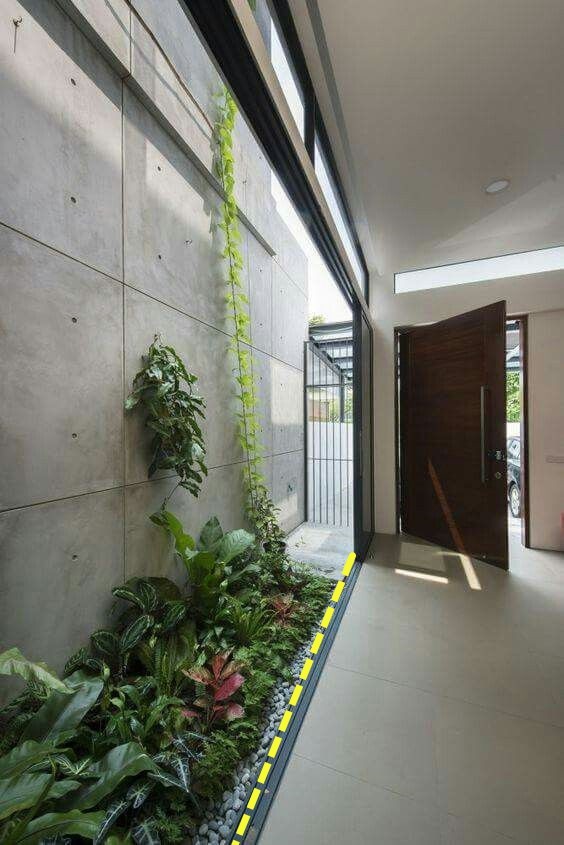 没有院子,入户门边留出20公分种花种草,室内造景,效果很漂亮