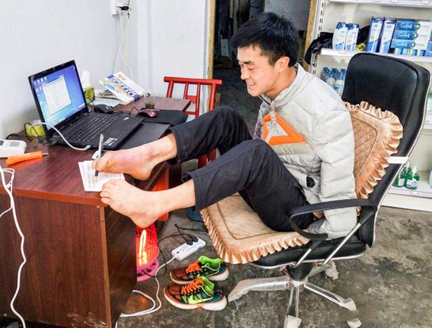 先天残疾无手9月丧父5岁被拐卖陈兹方为何能成为全国劳模