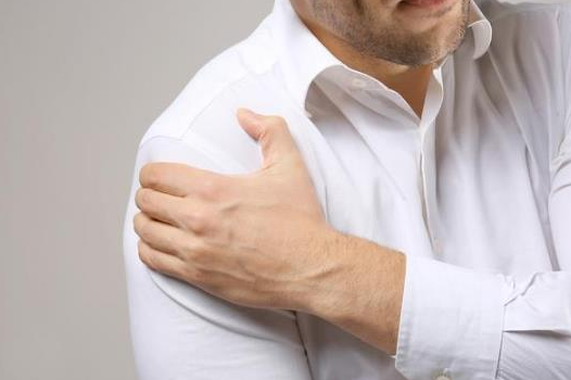 及肺部肌肉神经造成一定的压迫,而这些部位的神经都与右肩膀相连接