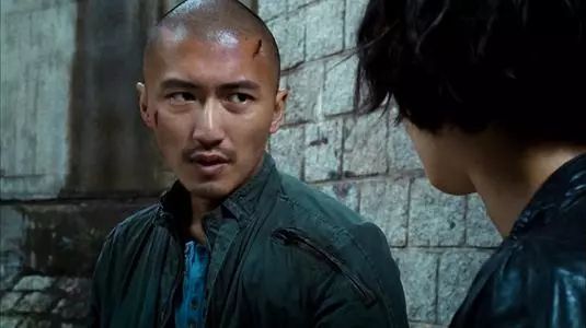 2009年的《十月围城》,谢霆锋放弃出演少爷,主动出演太阳穴上有疤的