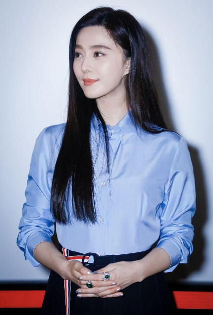 范冰冰罕换风格挽起长发穿职业装知性干练拎着3万手包成亮点