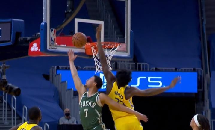 NBA最佳防守球员？格林被雄鹿队大将撞飞场外！球迷：一碰就碎！