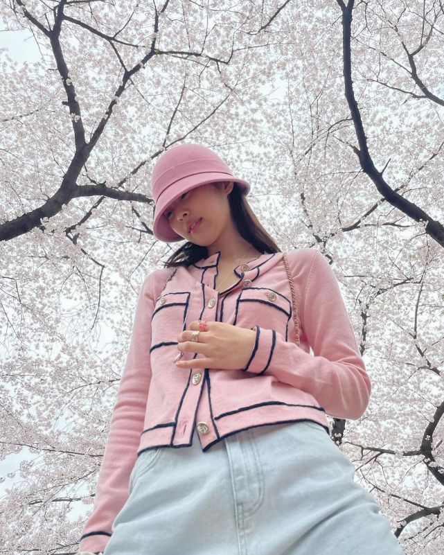 jennie更新春游美照,穿樱花粉开衫配渐变裤,小学生都没她嫩_腾讯网