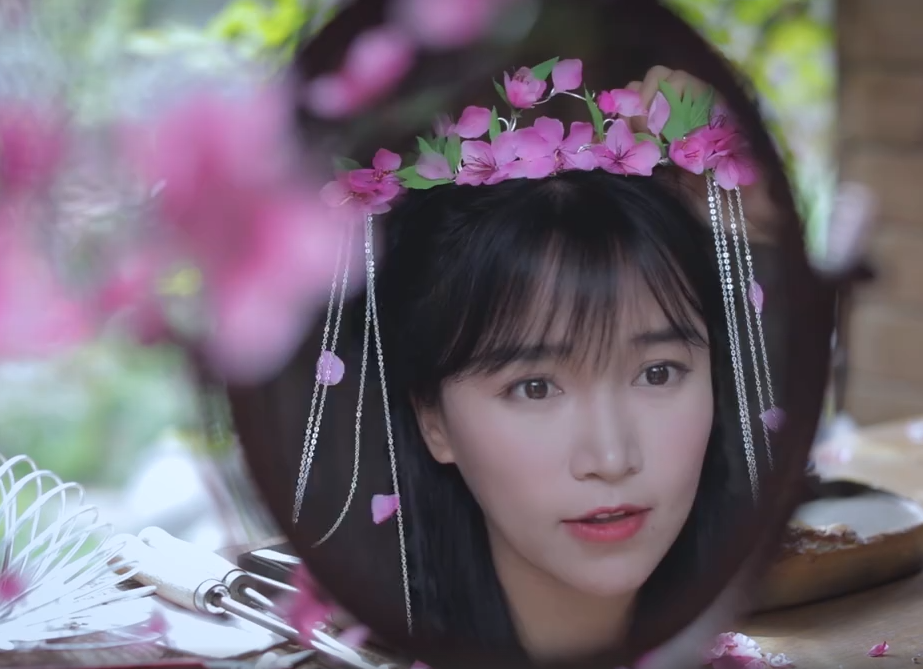 除了桃花发饰,李子柒还用桃花形状的绢花点缀在汉服鞋上,栩栩如生的