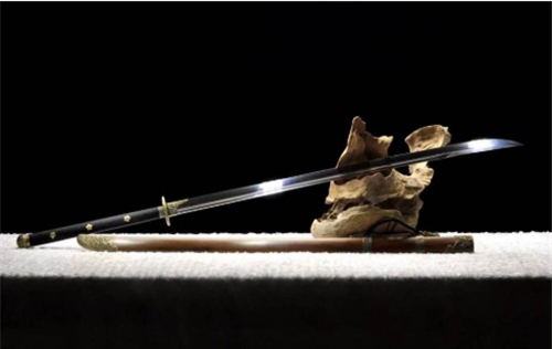 千牛卫的武器也是特别配置,叫做"千牛刀",就像明朝锦衣卫的官方武器是