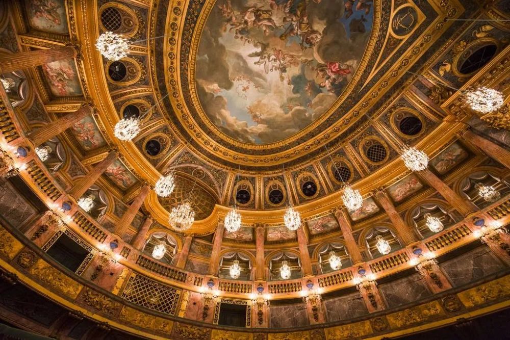 法国的凡尔赛宫里,开了全球唯一的宫殿酒店