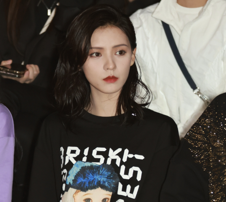 台上的那些模特,不过大家却都在关注她的颜值,女明星的脸都是很小的